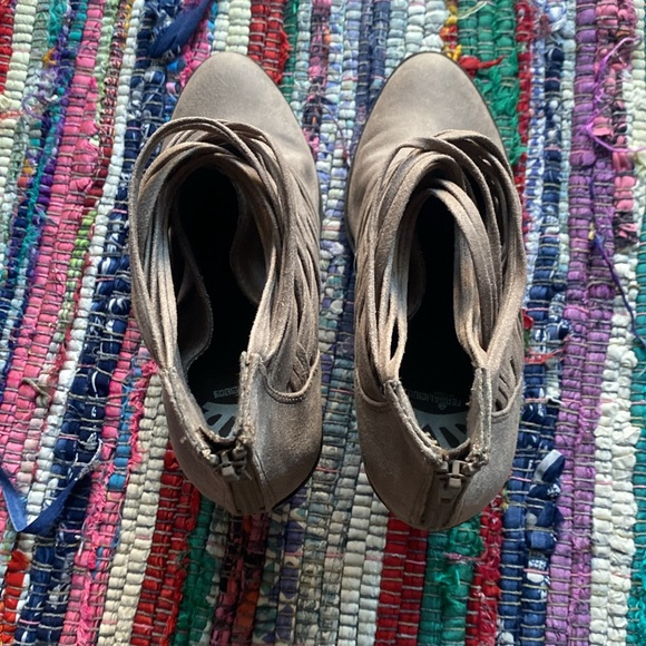 Light brown ankle booties, low heel. - Picture 5 of 7